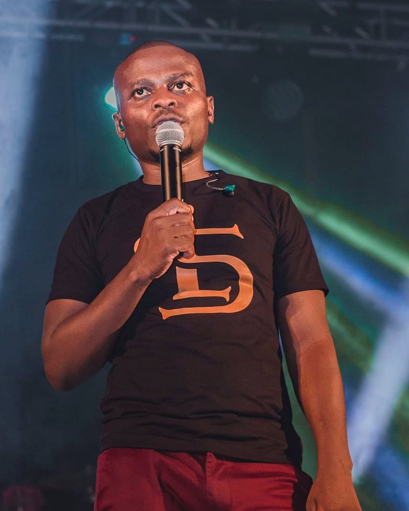 Tomás Mathe a falar ao microfone num palco